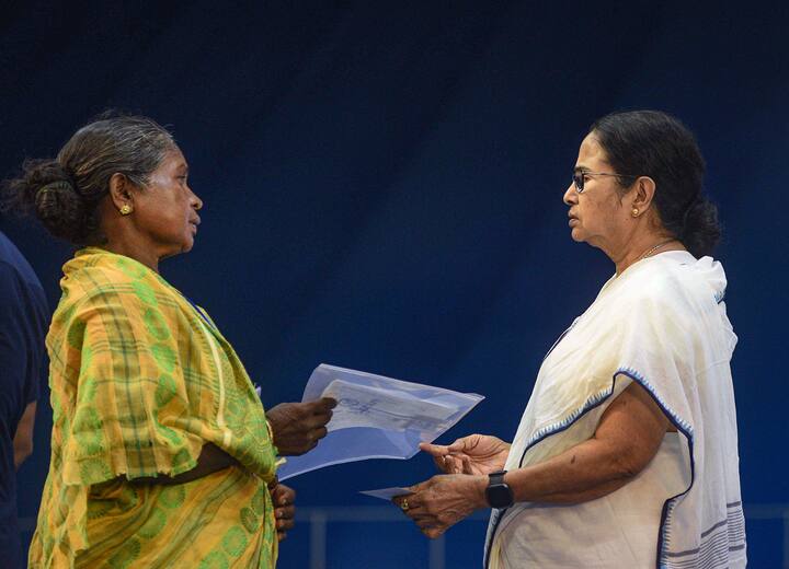 বুধবার, নেতাজি ইন্ডোর স্টেডিয়ামে, ট্রেন দুর্ঘটনায় আহত ও নিহতদের পরিবারের হাতে আর্থিক সাহায্য তুলে দেন মুখ্যমন্ত্রী।