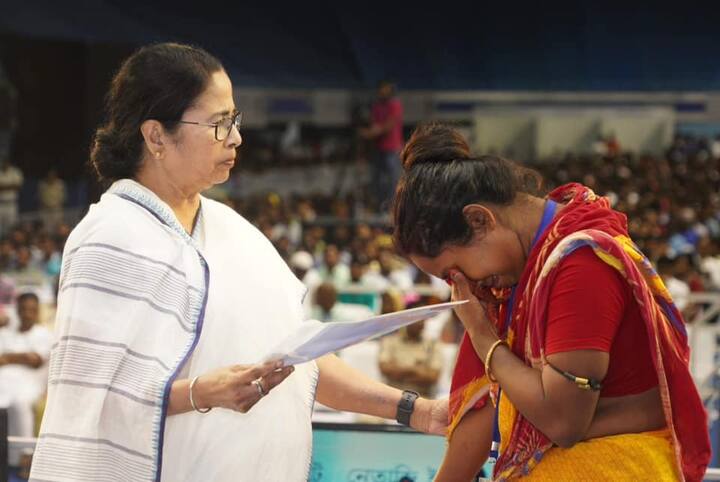 একইসঙ্গে মুখ্যমন্ত্রী বলেন, “অনেকে হাত- পা বাদ গিয়েছে এই দুর্ঘটনায়। সংশ্লিষ্টদের জন্য বিশেষ সুবিধা থাকছে। তাঁদের পরিবারের কাউকে হোমগার্ডের চাকরি দেওয়া হবে।''