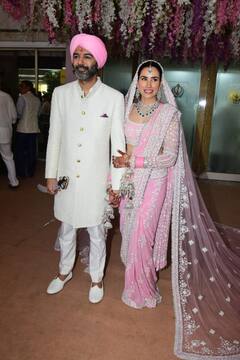 Sonnalli Seygall Wedding: हैवी पिंक साड़ी पहन सोनाली सहगल ने लिए आशीष के साथ फेरे, कार्तिक आर्यन समेत ये सितारे हुए शादी में शामिल