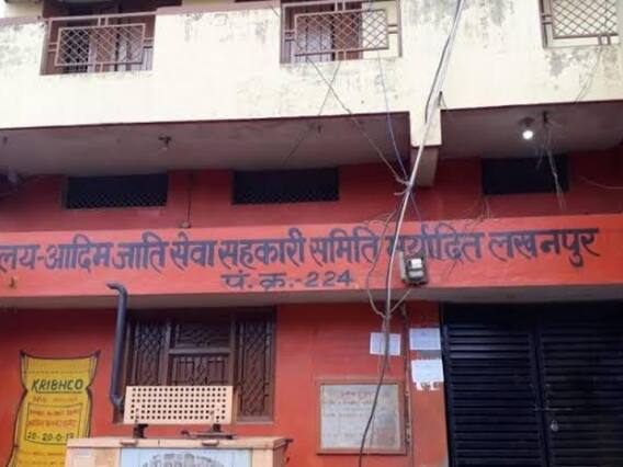 Chhattisgarh: रायगढ़ की सहकारी समितियों में लगा ताला, समिति प्रबंधकों का अनिश्चितकालीन आंदोलन शुरू Chhattisgarh: रायगढ़ की सहकारी समितियों में लगा ताला, समिति प्रबंधकों का अनिश्चितकालीन आंदोलन शुरू