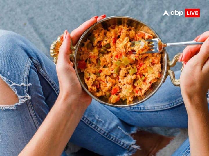 इसीलिए हमें कोशिश करनी चाहिए की हम खाना या तो जमीन पर बैठ कर खाएं. भोजन बिस्तर पर खाने से आप भोजन का अपमान होता है साथ ही बिस्तर का भी अपमान होता है.