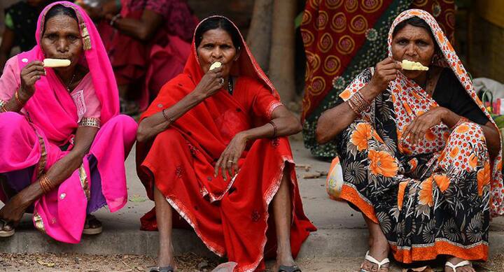 उन्हाच्या झळा वाढल्याने गावागावांतील महिला आईस्क्रीम खाताना दिसत आहेत.