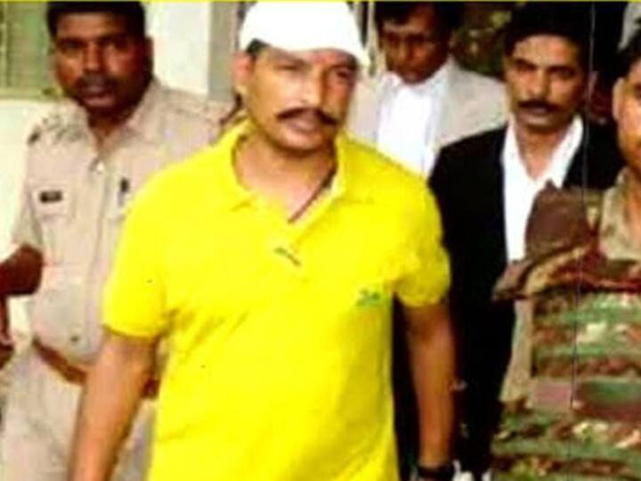 Uttar Pradesh Gangster Sanjeev Jeeva aide of Mukhtar Ansari shot dead in Lucknow court Gangster Shot Dead: కోర్టులోనే గ్యాంగ్‌స్టర్ దారుణ హత్య, లాయర్ల వేషంలో వచ్చి దుండగుల కాల్పులు