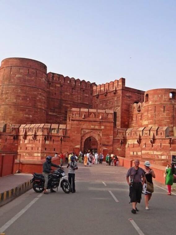 किसने बनवाया आगरा का किला? सरकार को भी नहीं पता