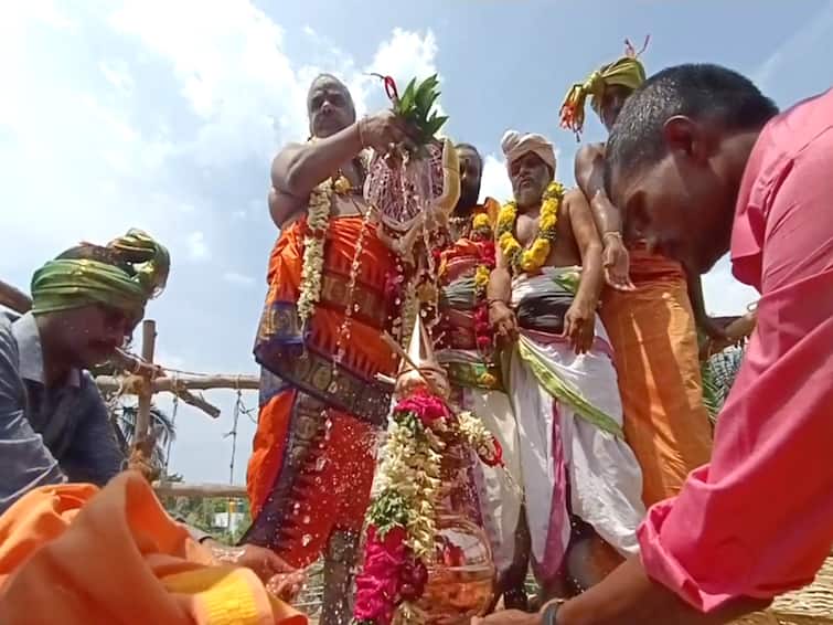Two different temple Kumbabhishekam ceremony held in Mayiladuthurai district TNN மயிலாடுதுறையில் இருவேறு கோயில் கும்பாபிஷேக விழா - சூரியனார்கோயில் ஆதீனம், ஜீயர் சுவாமிகள் பங்கேற்பு