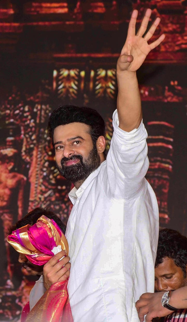 आदिपुरुषच्या प्रीरिलीज इव्हेंटला अभिनेता प्रभासनं हजेरी लावली होती.