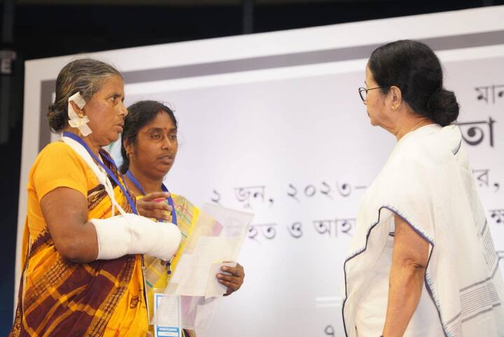 “যাঁরা আহত তাঁদের ৫০ হাজার টাকা দেওয়া হবে। তুলনায় বেশি আহতদের ১ লক্ষ টাকা দেব। তুলনায় কম আহতদের ২৫ হাজার দেব।’’ জানিয়েছিলেন মুখ্যমন্ত্রী।