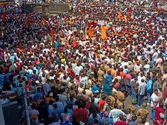 कोल्हापुरात हिंदुत्ववादी संघटना आक्रमक, पोलिसांकडून शिवाजी चौकातच ठिय्या आंदोलन करण्याचे आवाहन 