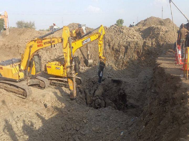 Madhya Pradesh Sehore Borewell Rescue Indian Army NDRF SDRF Tried tp Save Children Save Srishtiल ANN Sehore Borewell Rescue: ढाई साल की बच्ची को दूसरे दिन भी बोरवेल से निकालने की कोशिश जारी, सेना भी रेस्क्यू में जुटी