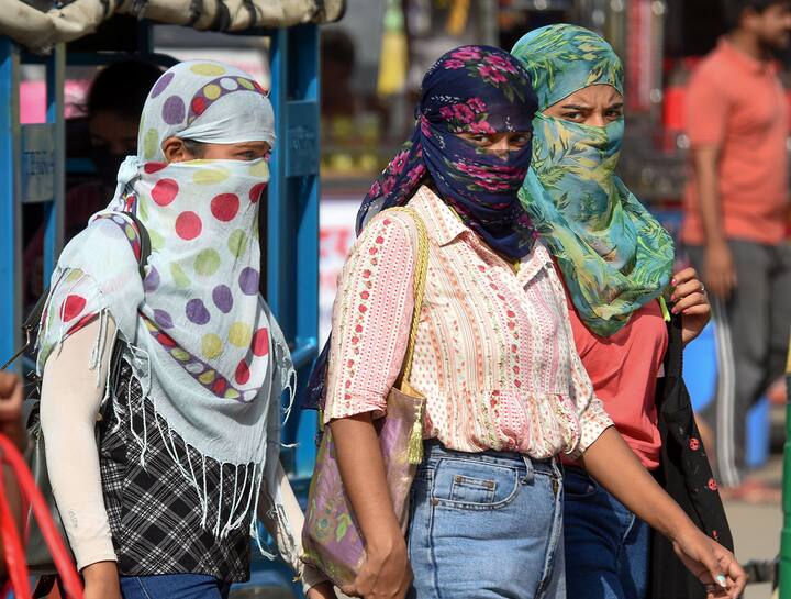 उन्हाचा कहर प्रचंड वाढत असल्याने डोके आणि चेहऱ्याचं संरक्षण करण्यासाठी स्कार्फ अथवा रुमालचा वापर केला जातोय. तरुणीही घरातून बाहेर पडण्यापूर्वी स्कार्फने स्वत:चा चेहरा झाकत आहेत.