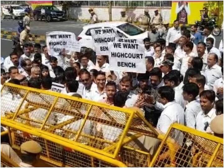 udaipur advocates seeking temporary arrangement of high court virtual bench marched peacefully ann Udaipur: 'उदयपुर में हो हाई कोर्ट की वर्चुअल बेंच की व्यवस्था', मांग के साथ वकीलों ने निकाला मौन जुलूस