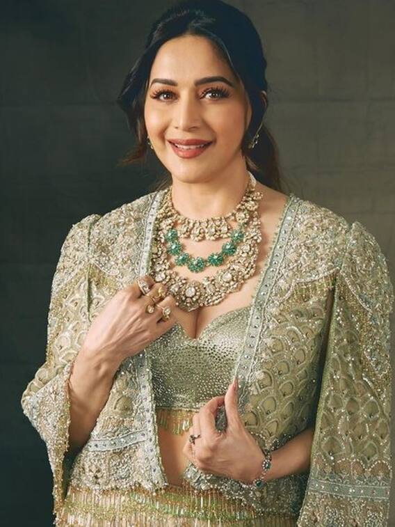 पुरानी साड़ियों को यूज़ करके बनाएं ये ट्रेंडी ड्रेसेज