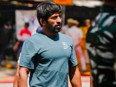 क्या निकलेगा रास्ता? सरकार से बातचीत के बुलावे पर अनुराग ठाकुर के घर पहुंचे पहलवान, मीटिंग जारी