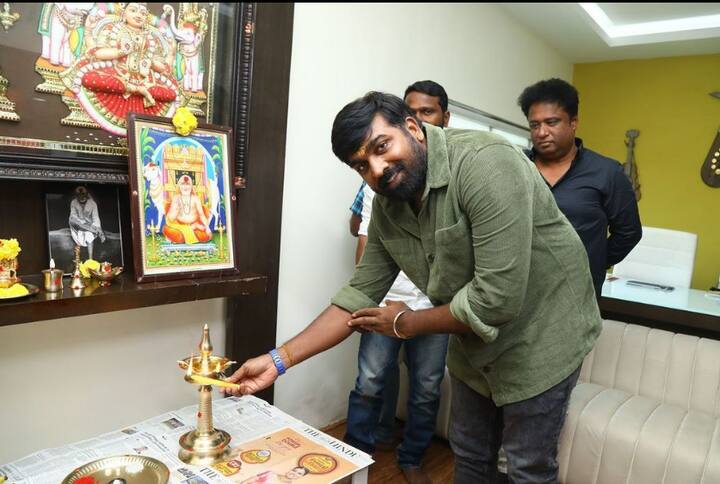 விஜய் சேதுபதியை பற்றி ருக்மிணி வசந்த் பேசியதாவது, ‘இதுவரை மூன்று நாட்களுக்கு படப்பிடிப்பு நடந்துள்ளது. நான் விஜய் சேதுபதி பக்கத்தில் நின்று நடிக்கும்போதெல்லாம் நான்தான் நடிக்கிறன் என்பதை என்னால் நம்ப முடியவில்லை. அதனால் நான் என்னையே கிள்ளிப்பார்த்தேன். வசனங்களை எப்படி பேசவேண்டும் என்று விஜய்சேதுபதி எனக்கு சொல்லிக்கொடுப்பார்.’