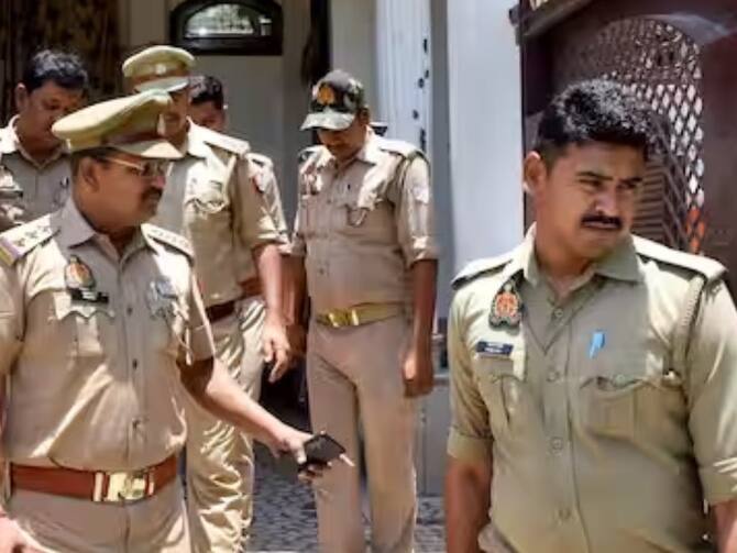 Kolhapur Aurangzeb Photo Status Hindu Organizations Gather At Chhatrapati Shivaji Maharaj Chowk Police Started Taking Action | Aurangzeb Status: वॉट्सएप पर लगाई औरंगजेब की फोटो, कोल्हापुर में भड़का बवाल ...