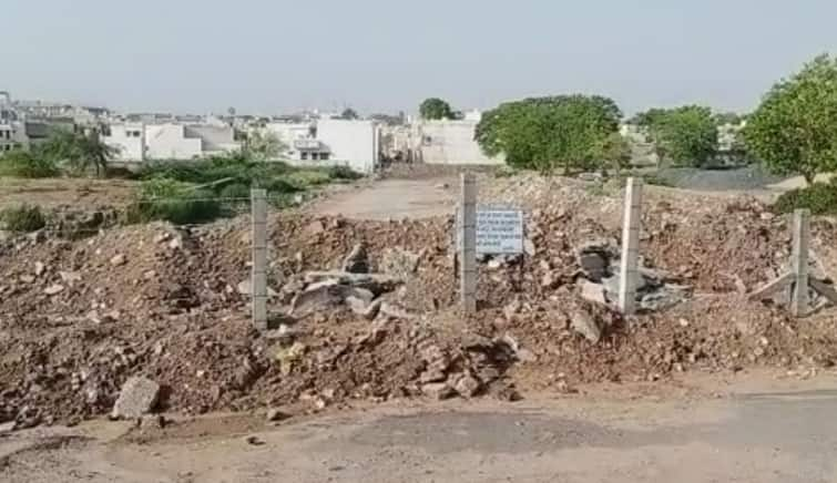 The municipality had constructed a road on privately owned land in Palanpur of Banaskantha Banaskantha: પાલનપુરમાં નગરપાલિકાની ગંભીર બેદરકારી, ખાનગી માલિકીની જમીન પર આઠ લાખના ખર્ચે બનાવી દીધો રોડ