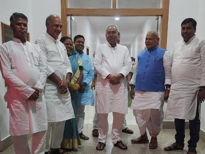 Jitan Ram Manjhi meet CM Nitish Kumar in patna bihar Lok Sabha Election 2024 seat Bihar Politics ann Lok Sabha Election 2024: CM नीतीश ने जीतन राम मांझी को गले लगाया, क्या एक घंटे में निकल गया फॉर्मूला?