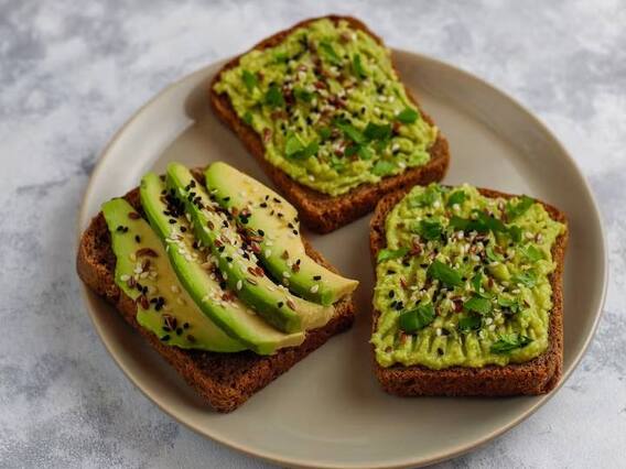 Avocado Cheese Sandwich recipe: गर्मियों में ब्रेकफास्ट के लिए बेस्ट है यह रेसिपी, बस 10 मिनट में बनाएं एवाकाडो सैंडविच