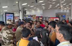 Pune News : बेंगळुरूला जाणाऱ्या एअर एशियाच्या विमानाला 10 तासांपेक्षा जास्त उशीर, पुणे विमानतळावर प्रवाशांचा गोंधळ