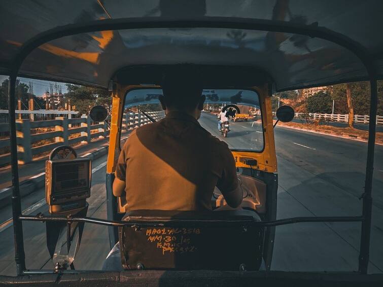 Cushions, Tray Tables And More: Video Of This Unique Bengaluru Auto Fascinates Internet Viral Video: কুশন, ট্রে-টেবিল, ফ্যান... অটোযাত্রা এখন আরও সুখের! কোথায় পাবেন এই অনন্য যান?
