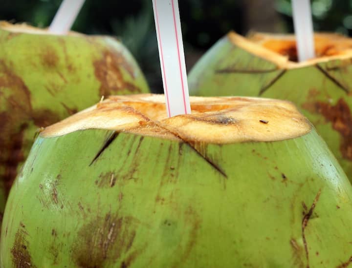 ডাবের জল। চিনি দেওয়া কৃত্রিম পানীয়ের পরিবর্তে এই পানীয় প্রাকৃতিক উপায়ে আপনাকে তরতাজা রাখবে।