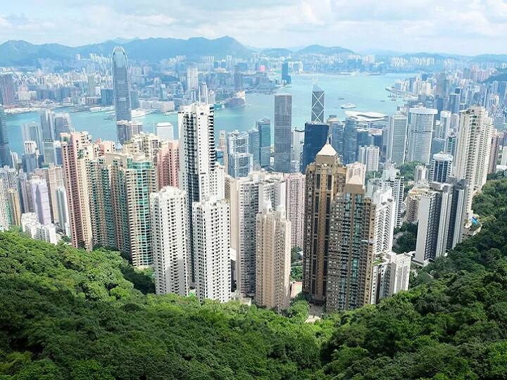 Hong Kong: हांगकांग सालों से दुनिया का सबसे महंगा शहर रहा है, लेकिन इस बार दूसरे स्थान पर आ गया है.