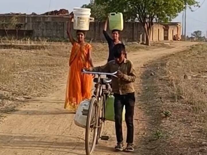 Village extract Polluted water from river by digging pit like rats in Singrauli of Madhya Pradesh ANN Ground Report: चूहों की तरह गड्ढा खोदकर नदी से पानी निकालते हैं ग्रामीण, दूषित पानी पीने को मजबूर हैं इन गांवों के लोग