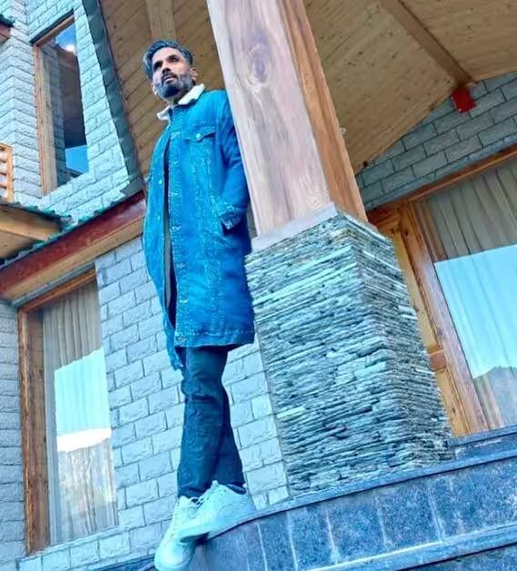 पुढे तो असं सांगतो की, सकाळी लवकर उठल्यामुळे त्याला असं वाटते की, आपलं आयुष्यावर नियंत्रण आहे. यासोबत त्याला सकाळच्या वेळी  खूप शांत वाटत असतं.