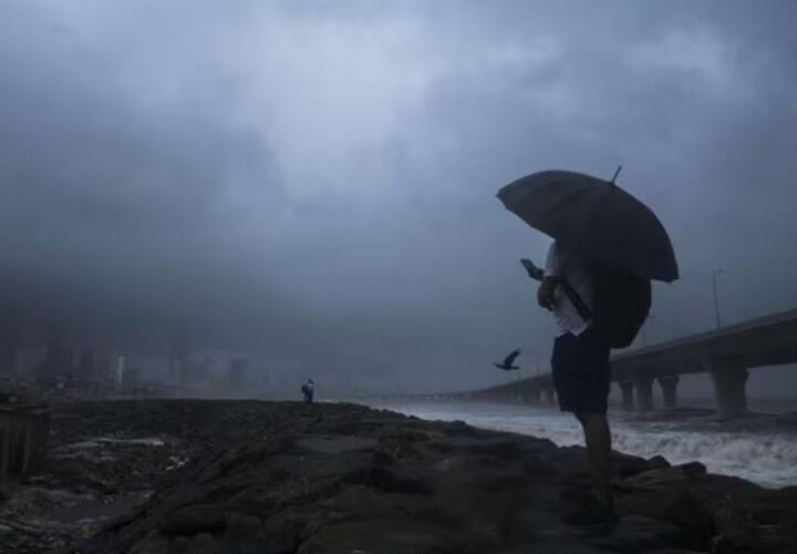 आला आला वारा संगे पावसाच्या धारा, नभ उतरू आलं, येरे घना येरे घना ही गाणी देखील तुम्ही ऐकू शकता.