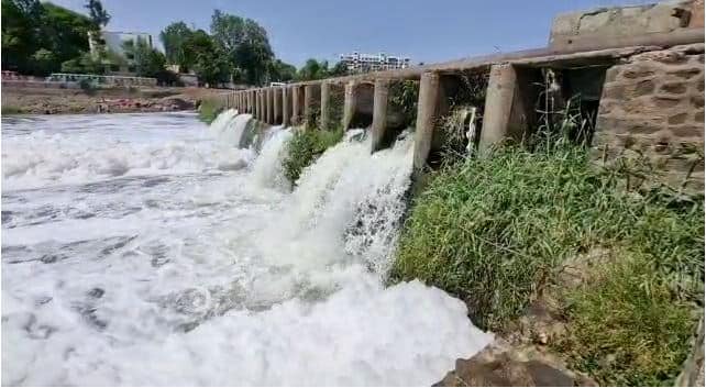 इंद्रायणी नदीत आज पुन्हा फेसाळ पाणी वाहतंय, जे वारकऱ्यांच्या आरोग्याला धोका ठरत आहे.