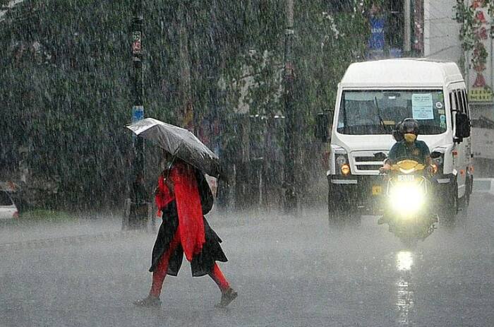 विदर्भात पुढचे तीन दिवस मान्सूनपूर्व वादळी वाऱ्यासह पावसाचा अंदाज व्यक्त करण्यात आला आहे. तर, मुंबई शहरात मात्र कमालीची उष्णता वाढली आहे.