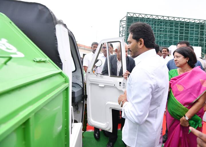 మహిళా సాధికారతకు పెద్ద పీట వేస్తూ