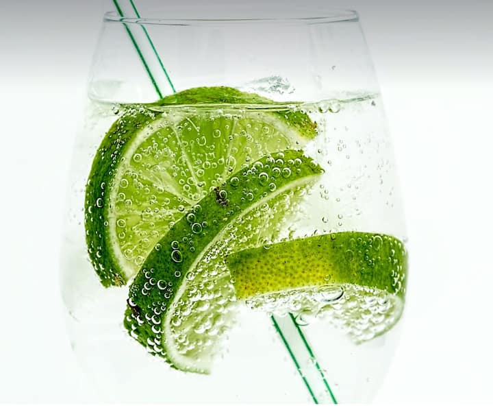 লেমনেড। এটিও বেড়ানোর সময় দারুণ কার্যকরী পানীয় হতে পারে।