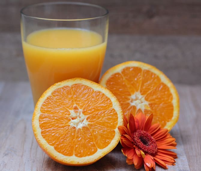 রাস্তায় পানীয় হিসেবে সফট ড্রিংক নয়, সেবন করতে পারেন ফলের রস। তবে লক্ষ্য রাখা দরকার, ফলটি যেন আপনার চোখের সামনেই পরিষ্কার করে কেটে রস করা হয়।