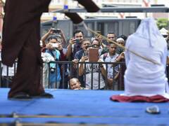 इस देश में 'किस' करने की मिलती है दर्दनाक सजा, कोड़े मारकर छील दी जाती है पीठ