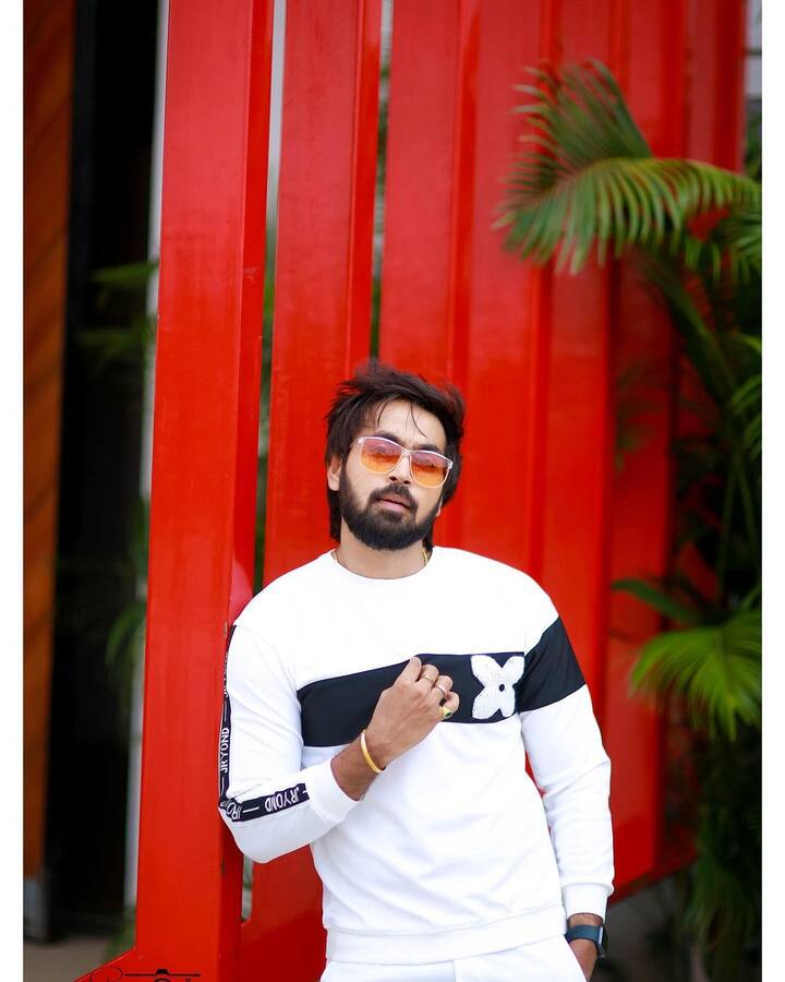 కార్తీకదీపం తర్వాత జనరేషన్ కథలో సౌందర్య మనవడు, డాక్టర్ బాబు మేనల్లుడు నిరుపమ్ గా నటించాడు మానస్. కార్తీకదీపం సీరియల్ కు ఎండ్ కార్డ్ పడిన తర్వాత అదే ప్లేస్ లో ప్రారంభమైన 'బ్రహ్మముడి' సీరియల్ లో రాజ్ గా నటిస్తున్నాడు