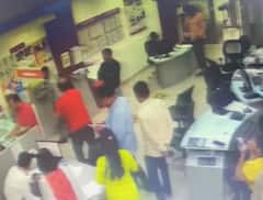 Pune Crime News : बॅंकेचा कर्मचारी असल्याचं भासवलं अन् दिवसाढवळ्या बँकेतून लुटले लाखो रुपये; घटना सीसीटीव्हीमध्ये कैद