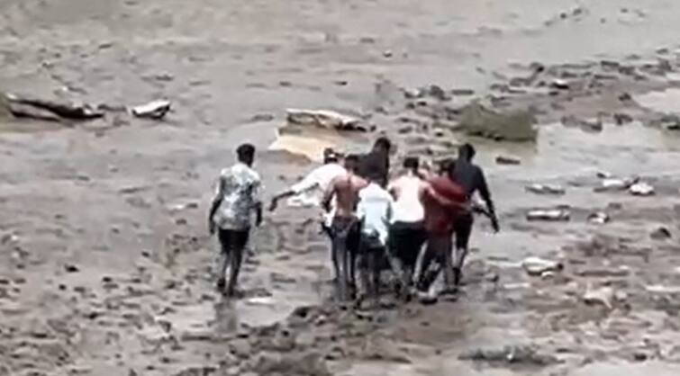 Surat: a young man tries to failed attempt of suicide on the tapi river, case filed Surat: યુવક આત્મહત્યા કરવા બ્રીજ પરથી તાપી નદીમાં કુદ્યો, પાણી ના હોવાથી ફસાઇ ગયો કાદવમાં, પછી શું થયુ, જાણો