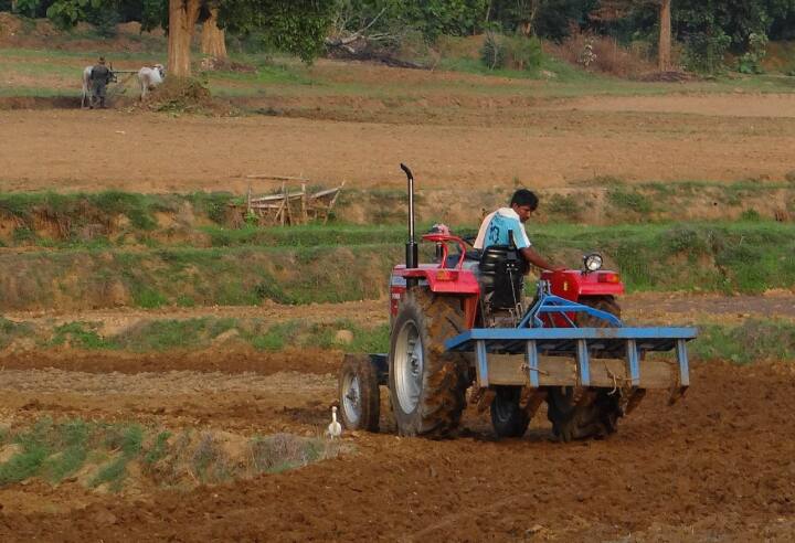 Chhattisgarh Janjgir Champa farmer field is not getting dry due to rain ann Chhattisgarh: खरीफ फसल की तैयारी के लिए किसानों के पास पर्याप्त समय नहीं, देरी से हुई धान की कटाई