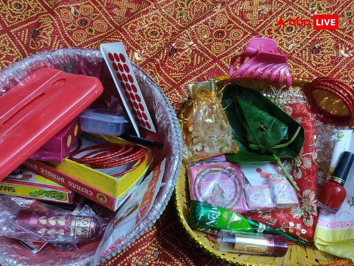 शुक्रवार के दिन सूर्यास्त से पहले किसी सुहागिन स्त्री को श्रृंगार का सामान दान करें. इसमें लाल साड़ी, चूड़ी, बिंदी, कुमकुम, सिंदूर आदि जैसी चीजें रखें. इस उपाय को करने से मां लक्ष्मी आप पर कृपा बरसाएंगी. साथ ही इस उपाय से वैवाहिक जीवन में भी प्यार बढ़ेगा.