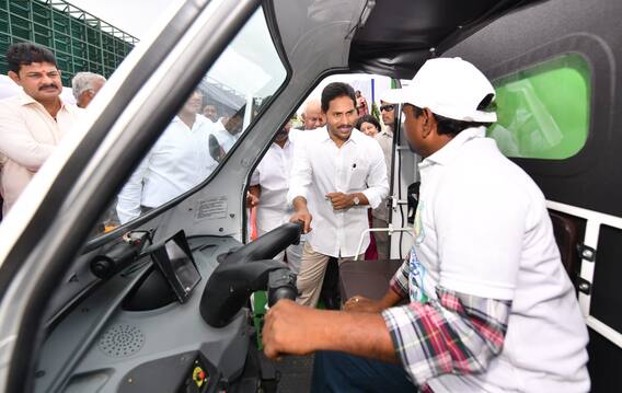 మున్సిపాలిటీల్లో చెత్త సేకరణకు ఈఆటోలు- జెండా ఊపి ప్రారంభించిన సీఎం