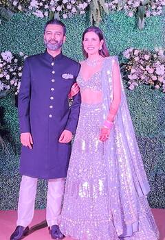 मांग में सिंदूर..हाथों में चूड़ा और सिल्वर लहंगे में गजब की खूबसूरत दिखीं आशीष की दुल्हन Sonnalli, देखिए ग्रैंड रिसेप्शन की फोटोज