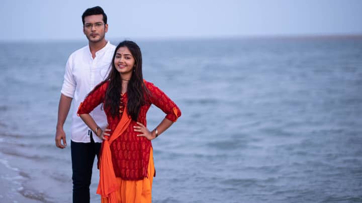 নতুন ধারাবাহিকে নতুন নায়িকার সঙ্গে জুটি বাঁধছেন অভিষেক বসু (Abhishek Basu)। পরিবার আর বক্সিংয়ের টানাপোড়েনে ভুগতে থাকা নায়কের জীবনে হঠাৎ একঝলক হাওয়ার মতোই আসে নায়িকা। 'ফুলকি'।