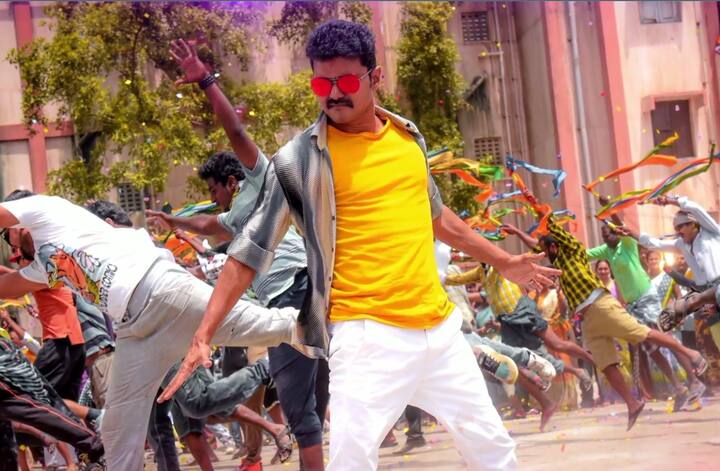 தற்போது சென்னையில் உள்ள ஸ்டுடியோ ஒன்றில் லியோ படத்திற்காக 1500 நடனக் கலைஞர்கள் கொண்டு விஜய் நடனமாடும் பாடல் காட்சி படமாக்கப்பட்டு வருகிறது எனத் தகவல் வெளியாகி உள்ளது