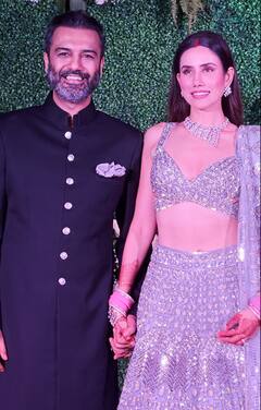 मांग में सिंदूर..हाथों में चूड़ा और सिल्वर लहंगे में गजब की खूबसूरत दिखीं आशीष की दुल्हन Sonnalli, देखिए ग्रैंड रिसेप्शन की फोटोज