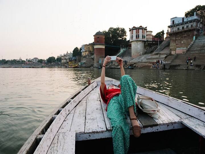 इसमें आपको इंडिगो एयरलाइंस से इकोनॉमी क्लास के जरिए कोच्चि से बनारस जाने और आने का टिकट मिलेगा. इसके साथ ही काशी और अयोध्या में आपको हर जगह रात में रुकने के लिए होटल की सुविधा मिलेगी.