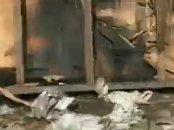 Bomb Blast Near Ludhiana Court Complex, Glass Bottle exploded after garbage caught fire, No casualty reported Ludhiana Bomb Blast: लुधियाना कोर्ट के पास बने गोदाम में धमाका, आग लगने से फटी कांच की बोतलें, लोगों में दहशत का माहौल