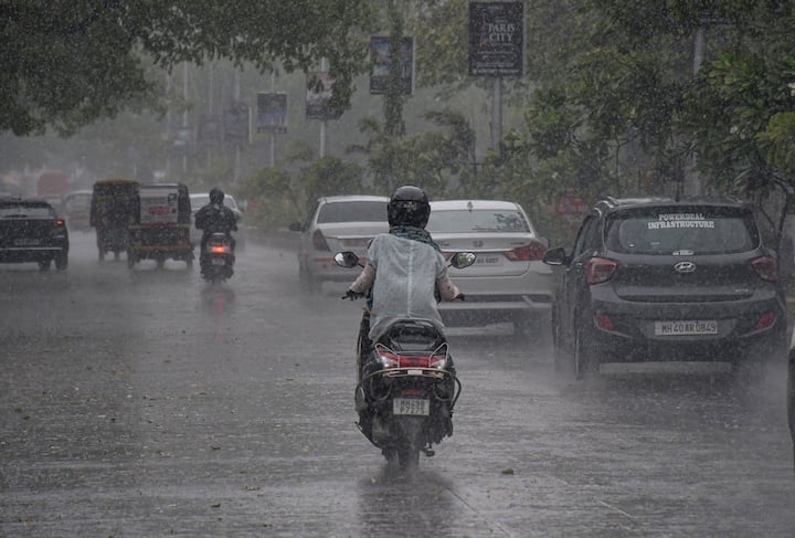 কলকাতায় অস্বস্তিকর আবহাওয়া চলবে শনিবার পর্যন্ত। তাপপ্রবাহের মতো পরিস্থিতি। বাতাসে জলীয় বাষ্প থাকায় আর্দ্রতাজনিত অস্বস্তি চরমে। রবিবার বিকেলের দিকে বজ্রবিদ্যুৎসহ বৃষ্টির সম্ভাবনা।