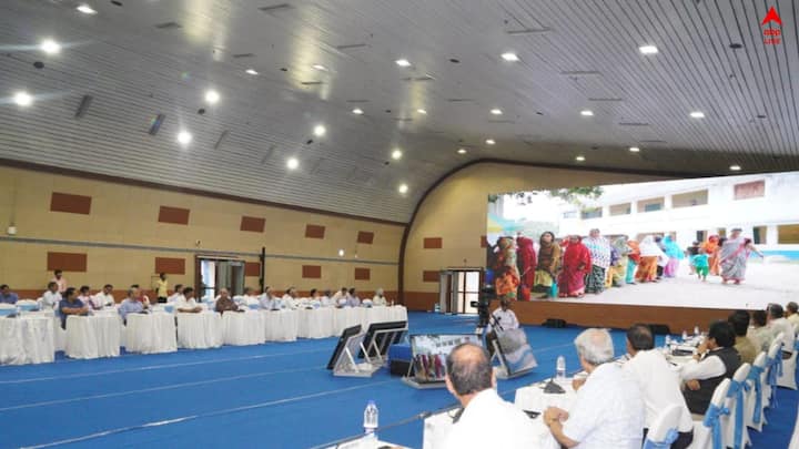 ফোন নাম্বার শেয়ার করে মুখ্যমন্ত্রী বলেন, ৯১৩৭০-৯১৩৭০, এই নাম্বারে আপনার ফোন করে আপনাদের যাবতীয়, অভাব অভিযোগ মতামত জানাতে পারবেন।