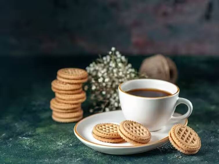 eating biscuits with tea is injurious to health its consumption increases the sugar level know about it Tea Biscuit Breakfast: चहासोबत बिस्कीट खाताय? मग आजपासून करा बंद, शरीरावर होईल असा परिणाम